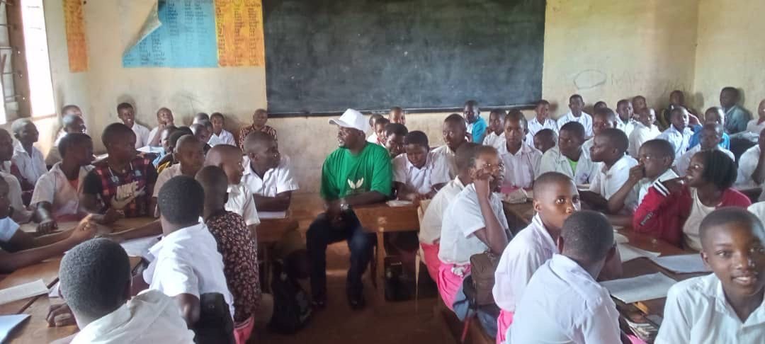 Children attending a classroom session supported by Alideki